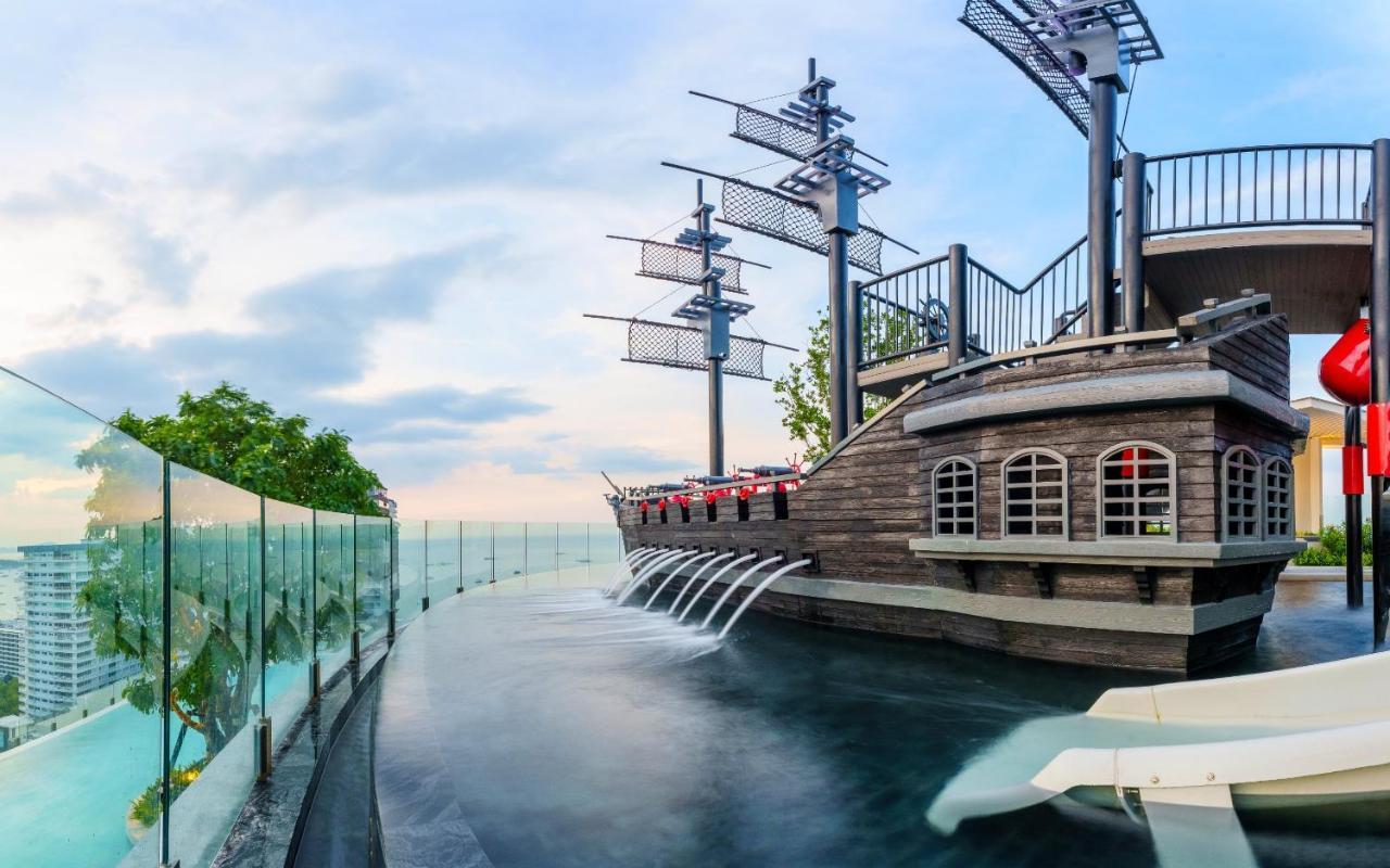 Somerset Pattaya Extérieur photo The pirate ship at the park