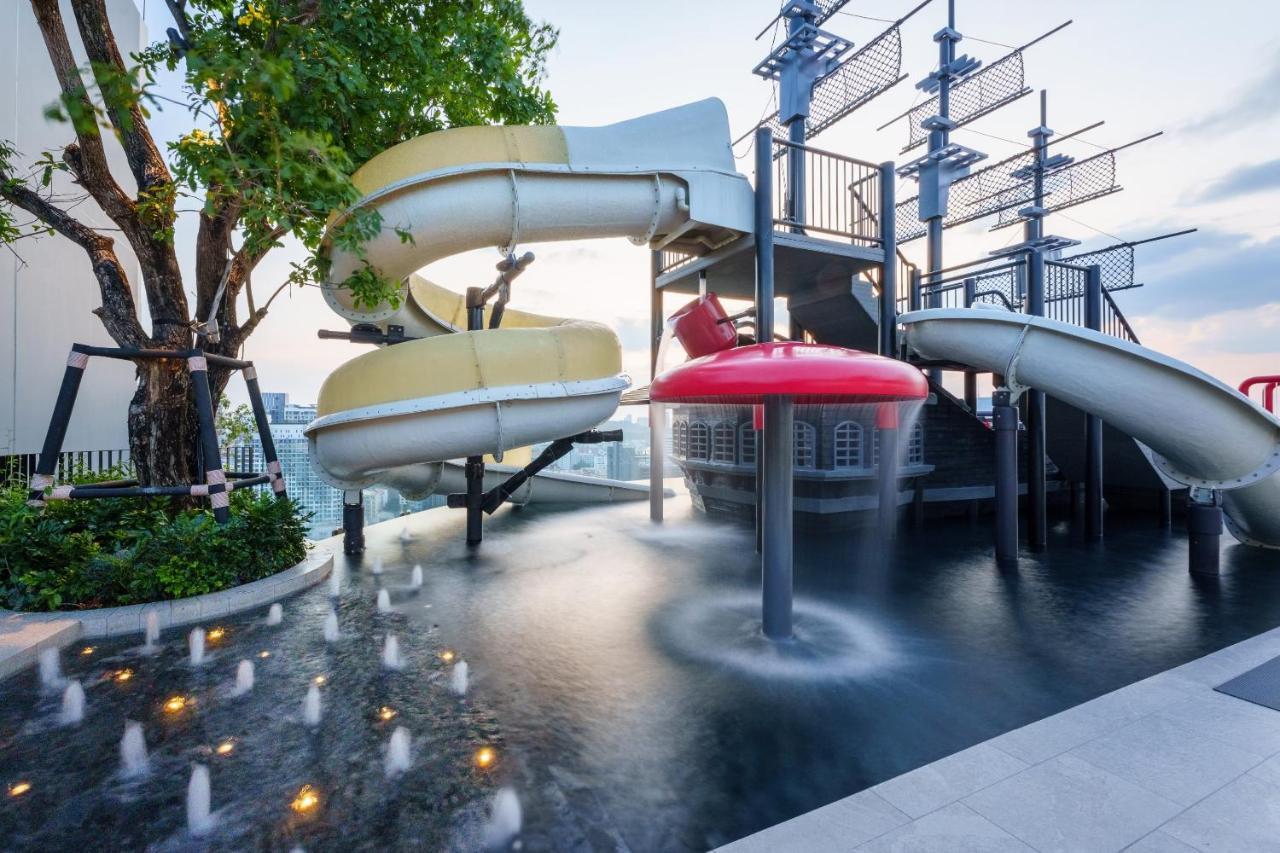 Somerset Pattaya Extérieur photo Water slide at the rooftop pool