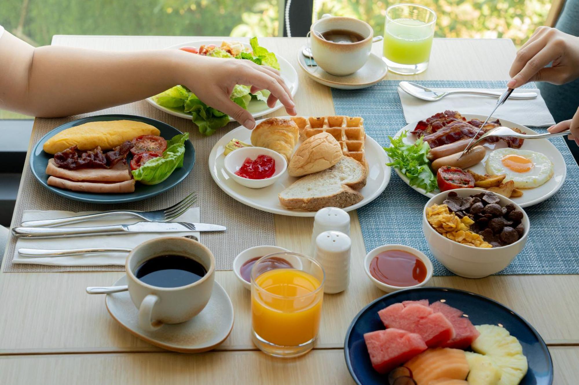 Somerset Pattaya Extérieur photo A typical American breakfast