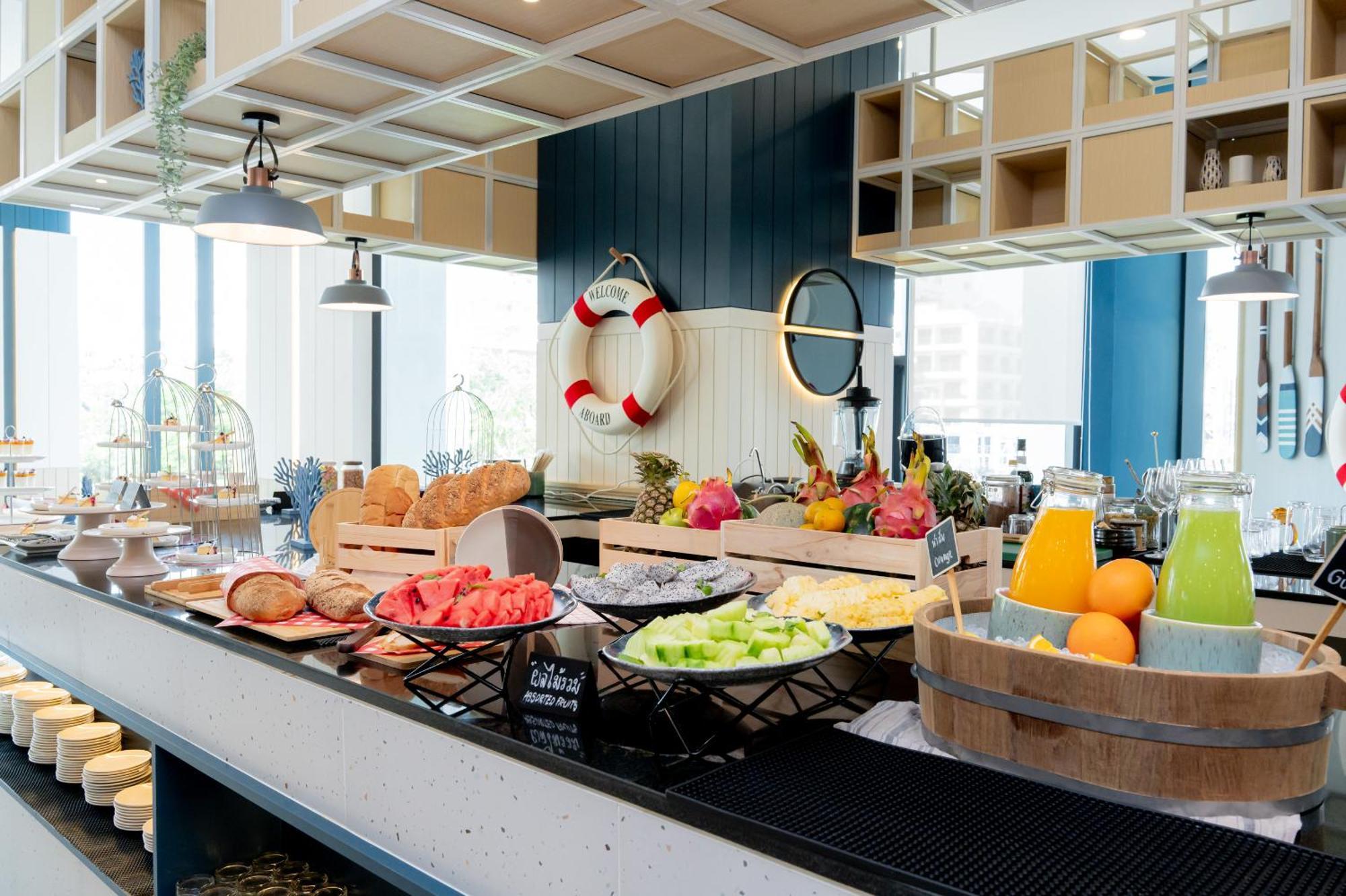 Somerset Pattaya Extérieur photo A buffet at a hotel