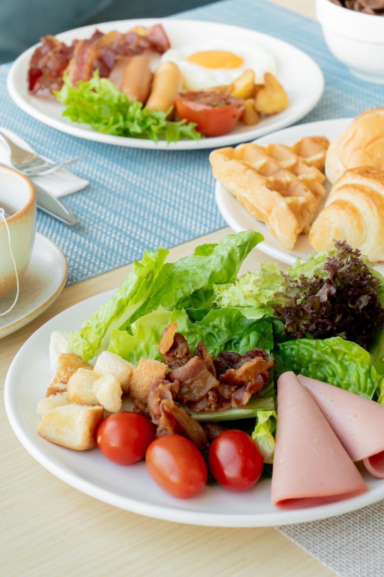 Somerset Pattaya Extérieur photo A salad with bacon