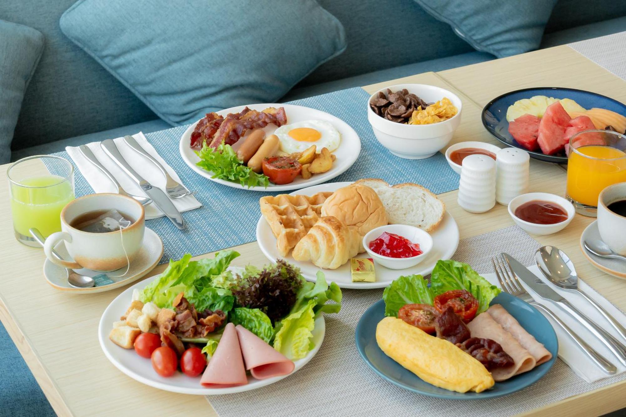 Somerset Pattaya Extérieur photo A typical Western breakfast